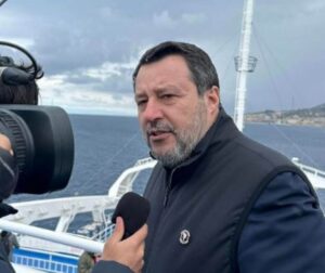 salvini sul traghetto nello stretto