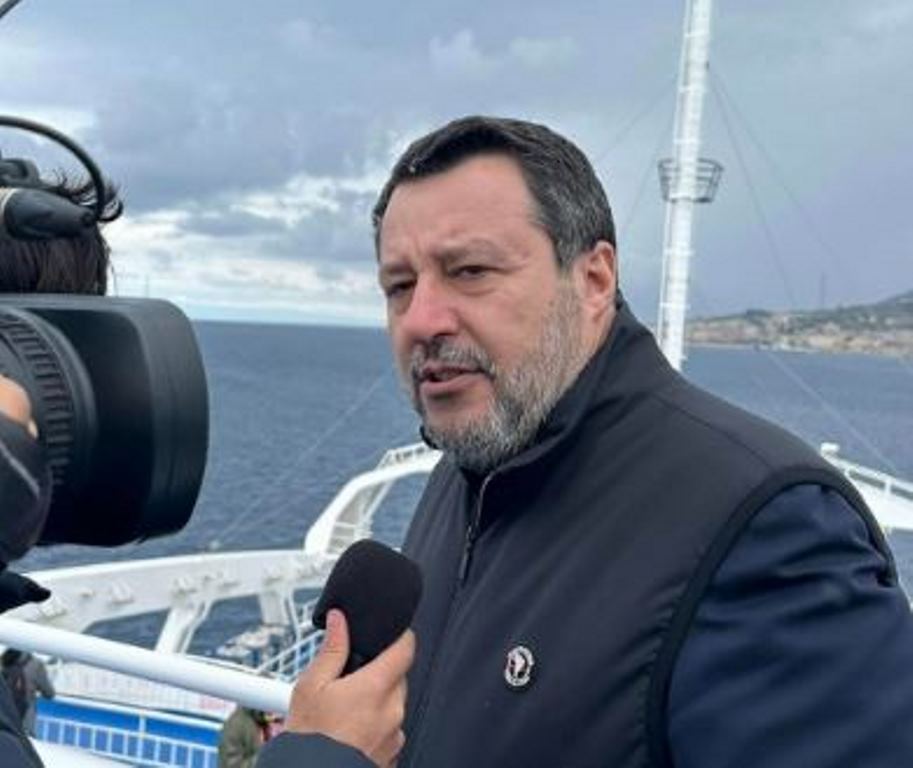 salvini sul traghetto nello stretto