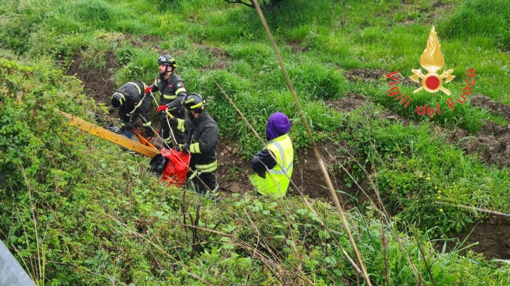 vigili del fuoco soccorrono persona caduta