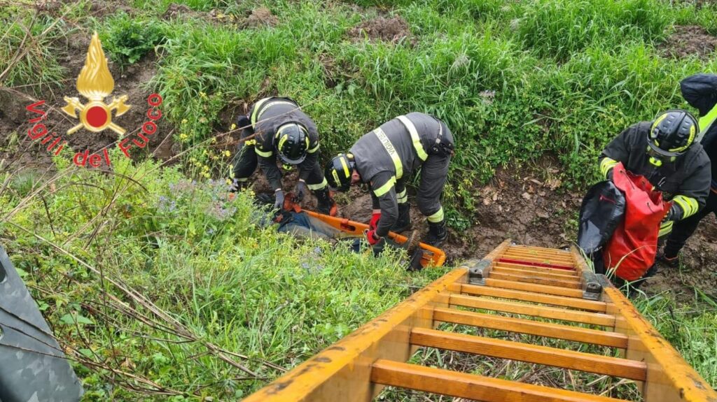 vigili del fuoco soccorrono persona caduta