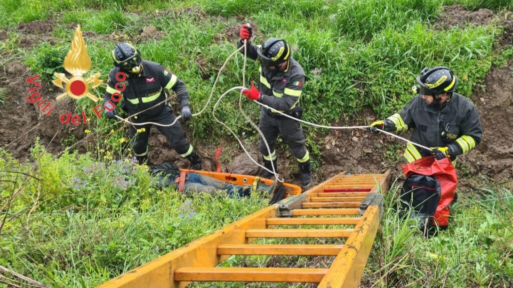 vigili del fuoco soccorrono persona caduta