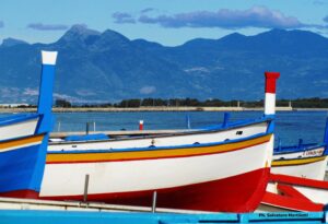 Battelli di piccola pesca artigianale sulla spiaggia di Schiavonea