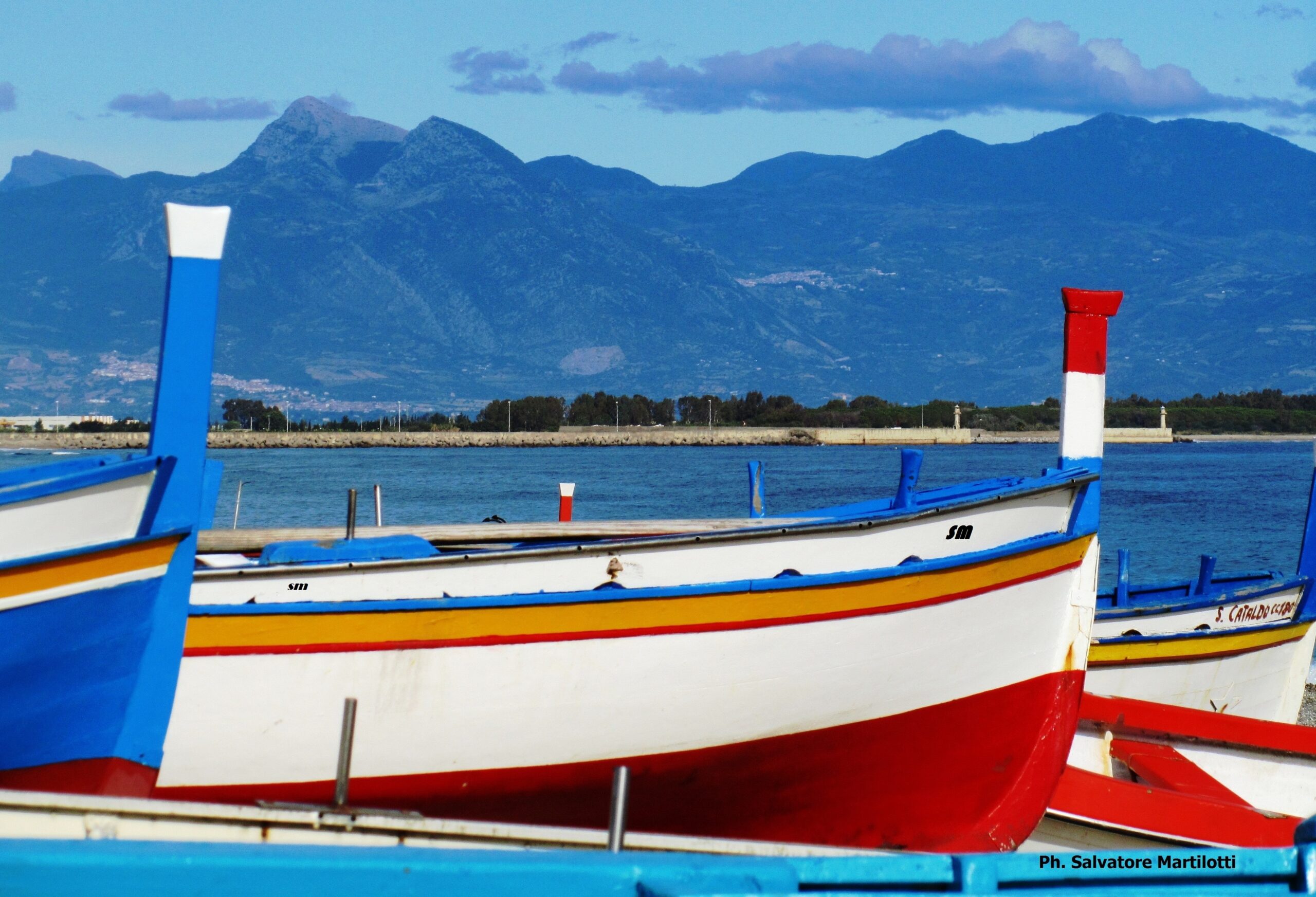 Battelli di piccola pesca artigianale sulla spiaggia di Schiavonea