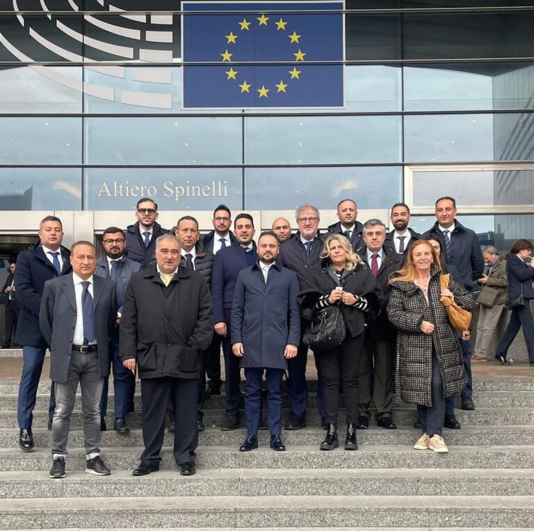 La delegazione calabrese, con Eliseo Iannini, davanti all'Europarlamento di Bruxelles