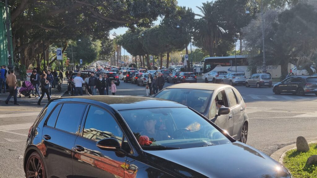 Lunghe code alla gelateria Cesare a Reggio Calabria il 7 aprile 2024