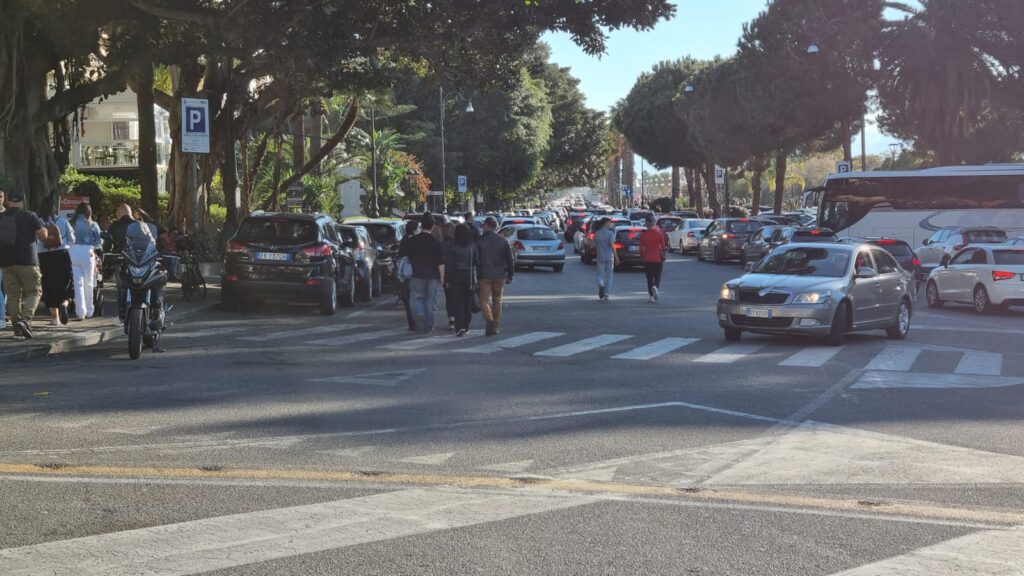 Lunghe code alla gelateria Cesare a Reggio Calabria il 7 aprile 2024