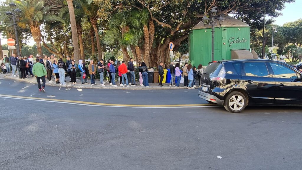 Lunghe code alla gelateria Cesare a Reggio Calabria il 7 aprile 2024