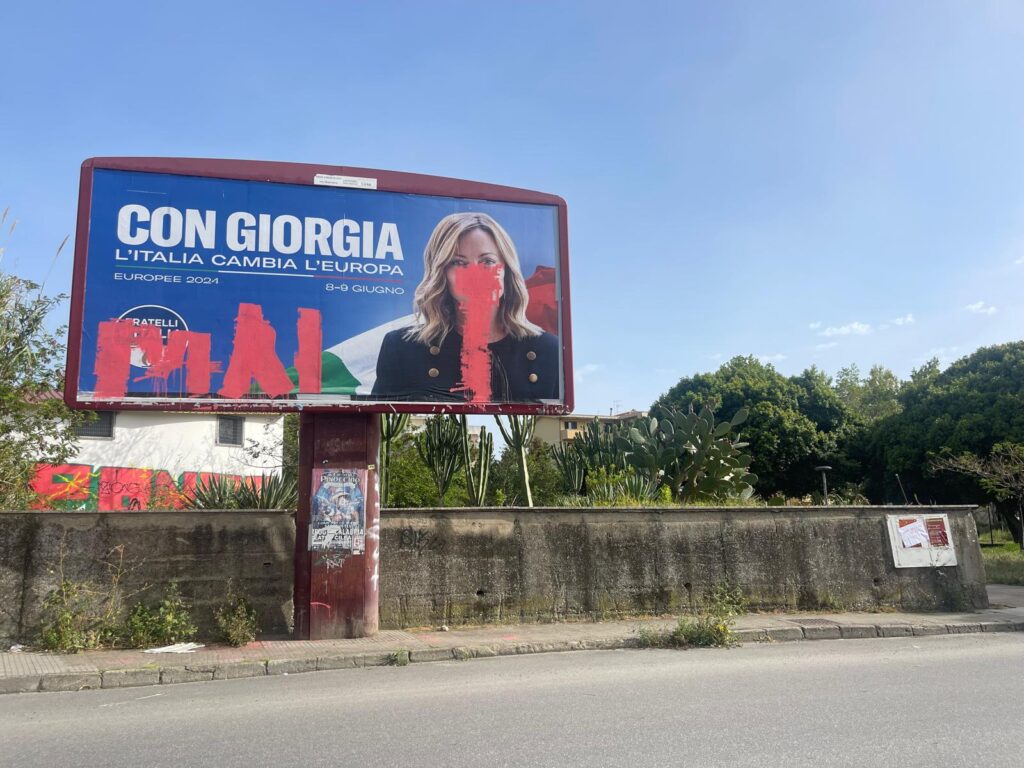 Manifesti meloni imbrattati gallico
