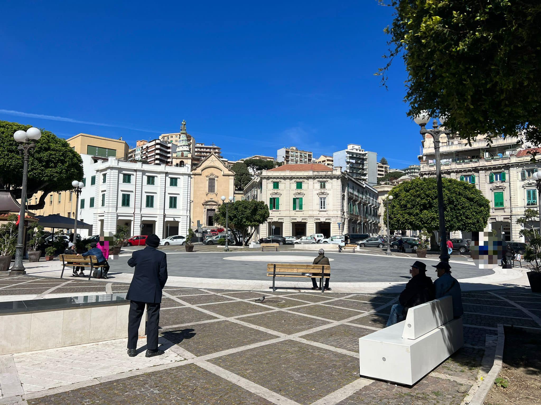 Panchine Piazza Lo Sardo (2)