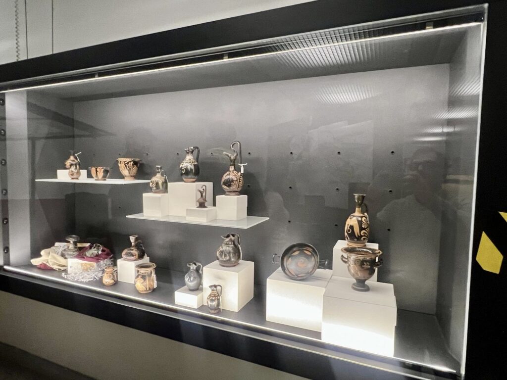 Reperti confiscati in mostra