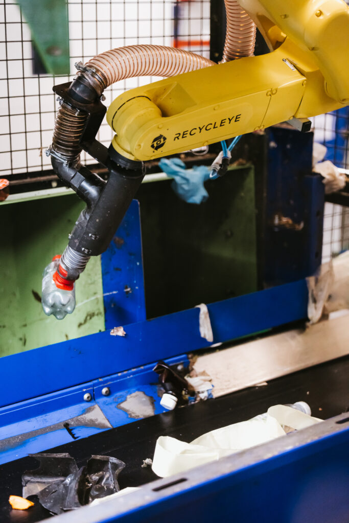 Reycleye robot picking PET bottle