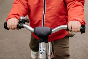 bambino in bici