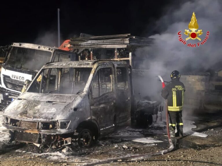 incendio isola capo rizzuto