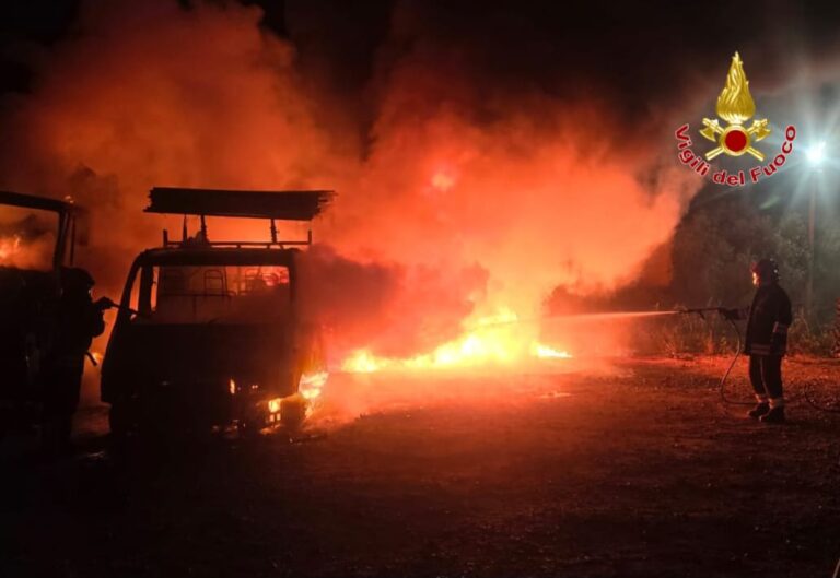 incendio isola capo rizzuto
