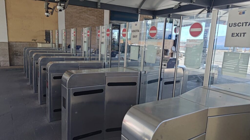 messina tornelli bloccati traghetti