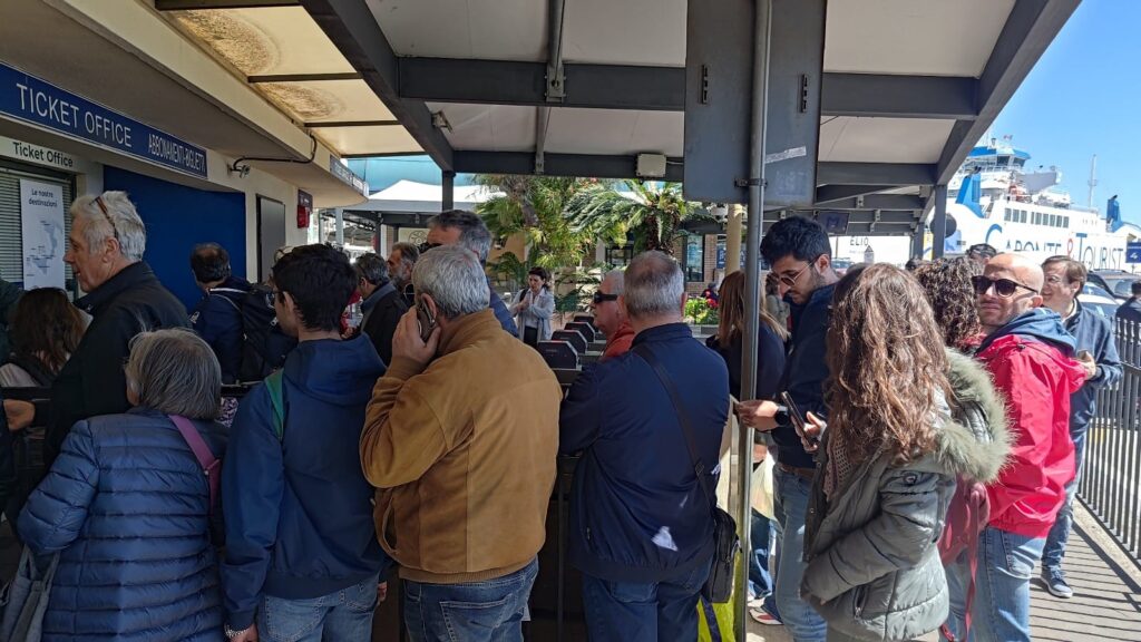 messina tornelli bloccati traghetti