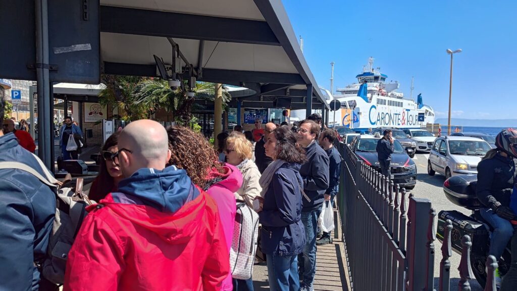 messina tornelli bloccati traghetti