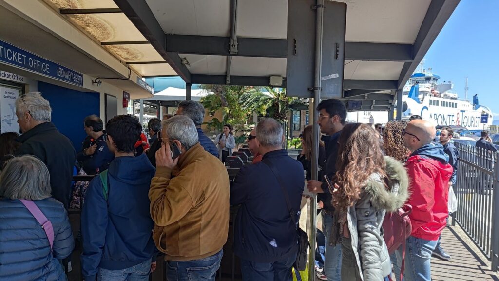 messina tornelli bloccati traghetti