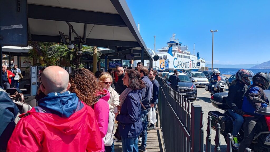 messina tornelli bloccati traghetti