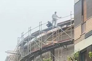 operai sull'impalcatura