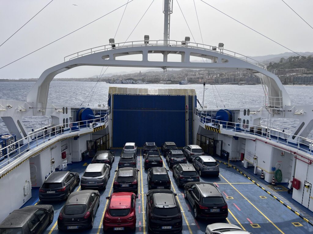 traghetto stretto di messina pasqua 2024
