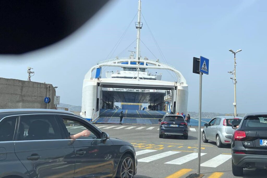 traghetto stretto di messina pasqua 2024