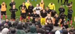 Calciatori Palermo sotto il settore dei tifosi ospiti a La Spezia