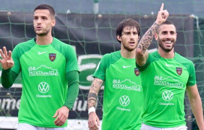 Esultanza Cosenza gol Tutino ad Ascoli