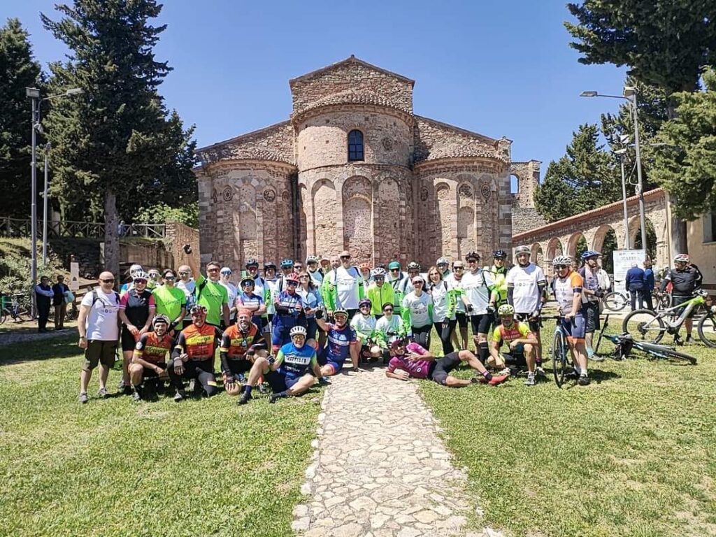 FOTO GRUPPO CICLISTI PATIRE