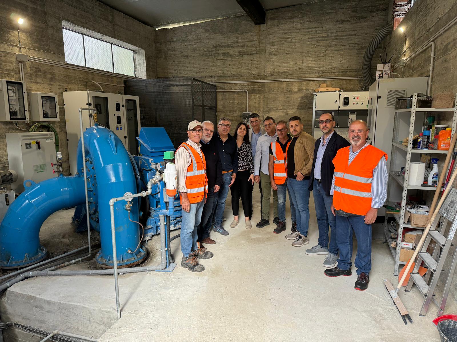 Foto di Guppo con il Commissario all’interno della centralina