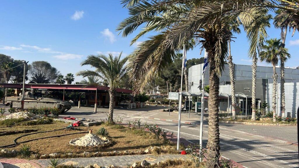 Israele a Rafah conquista valico ed evacua civili