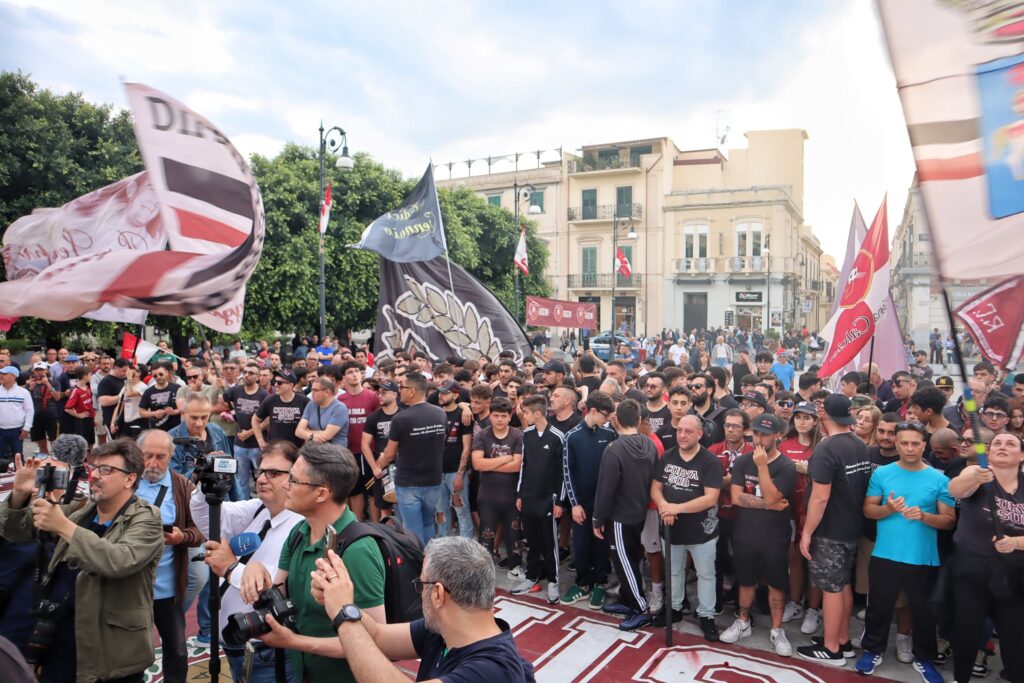 Manifestazione tifosi Reggina a Piazza Duomo
