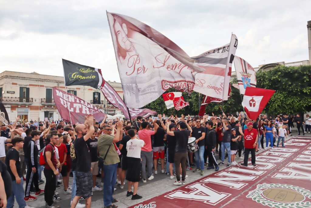 Manifestazione tifosi Reggina a Piazza Duomo