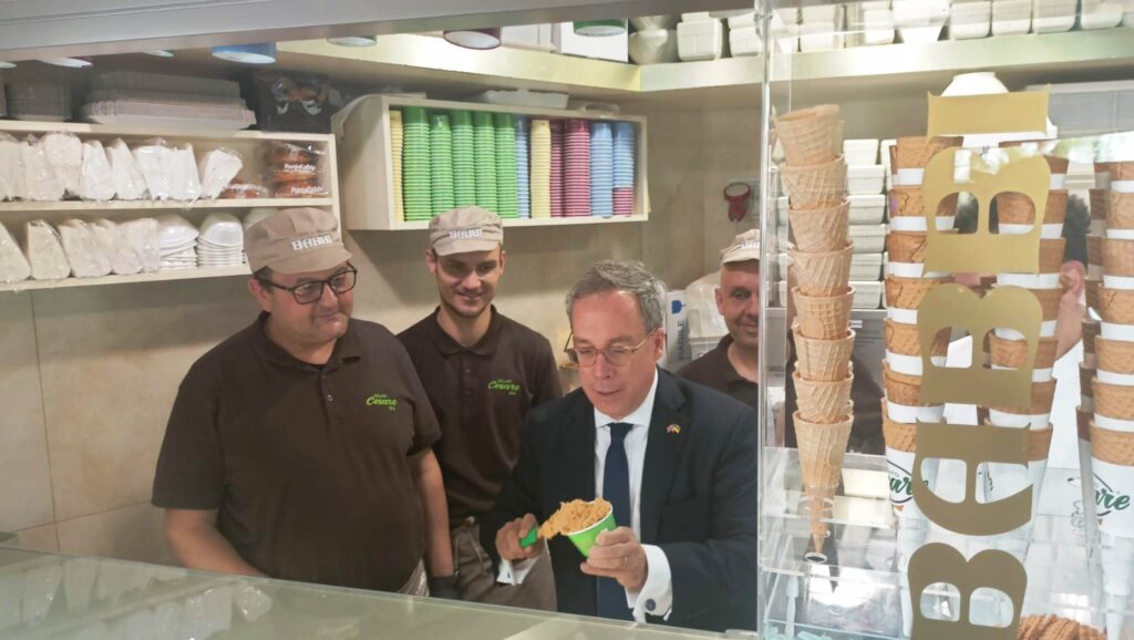 Visita ambasciatore inglese da Gelateria Cesare