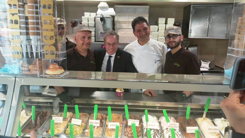 Visita ambasciatore inglese da Gelateria Cesare