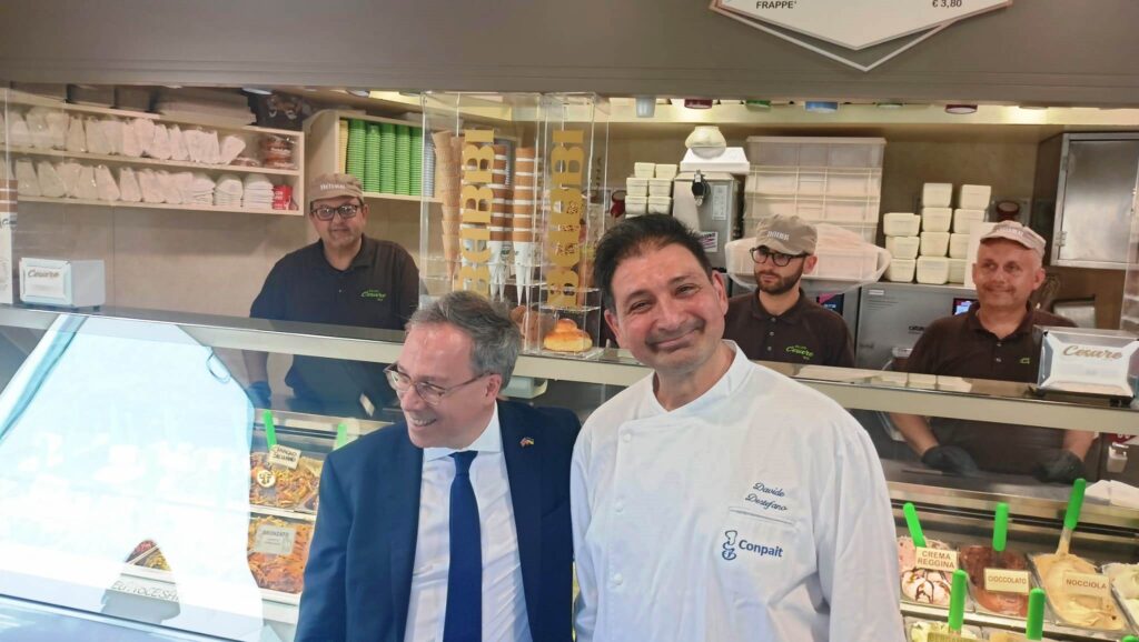 Visita ambasciatore inglese da Gelateria Cesare