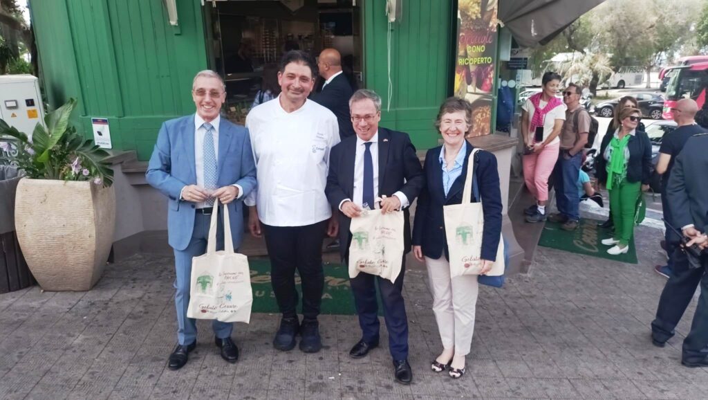 Visita ambasciatore inglese da Gelateria Cesare