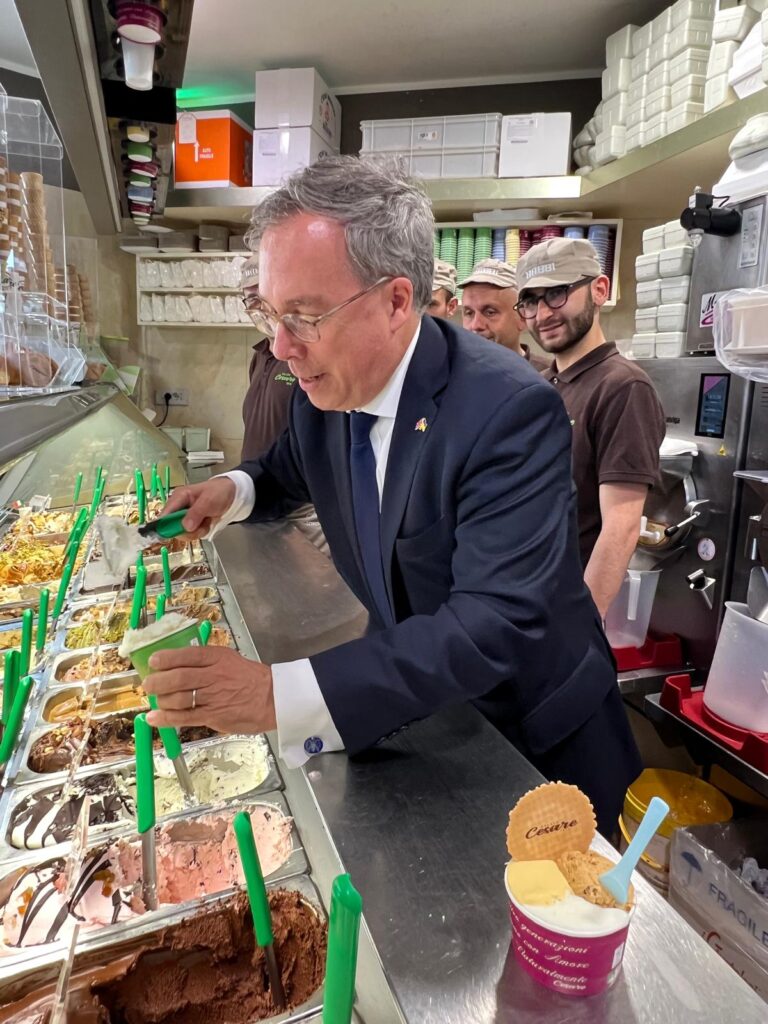 Visita ambasciatore inglese da Gelateria Cesare
