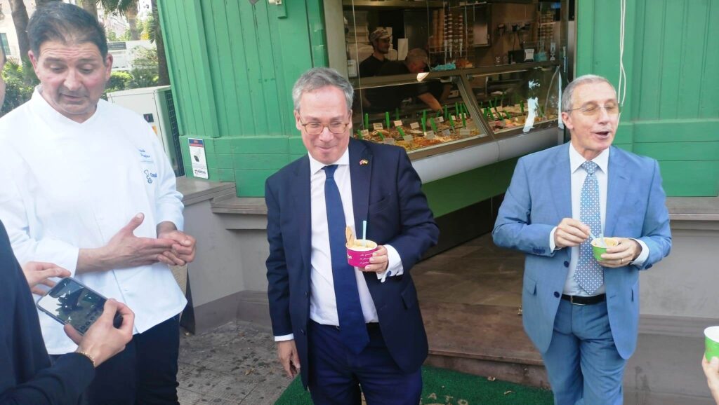 Visita ambasciatore inglese da Gelateria Cesare