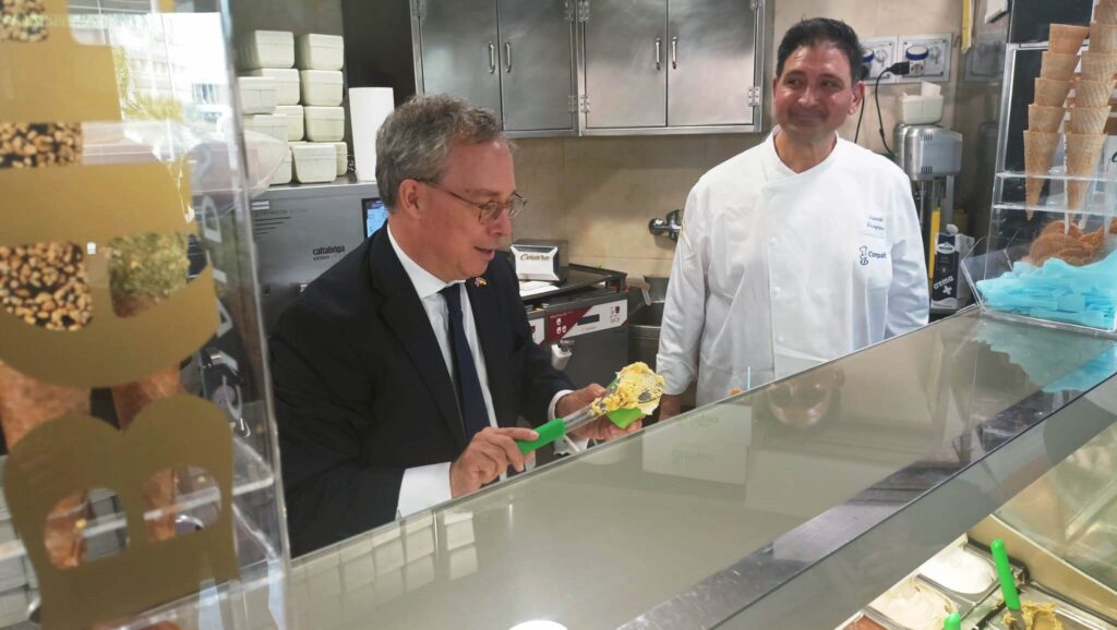 Visita ambasciatore inglese da Gelateria Cesare