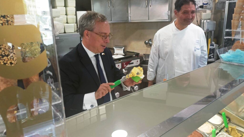 Visita ambasciatore inglese da Gelateria Cesare