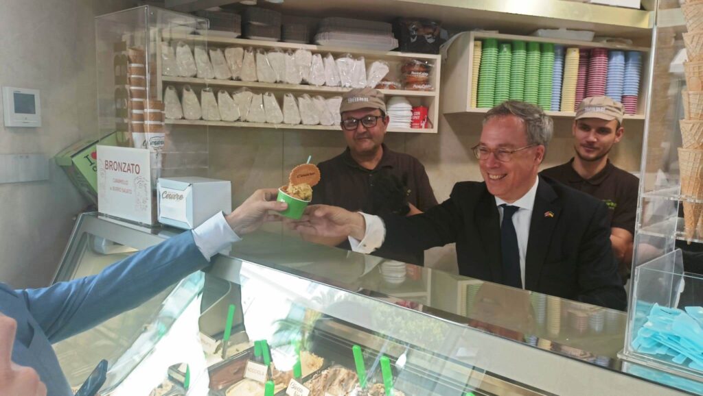 Visita ambasciatore inglese da Gelateria Cesare