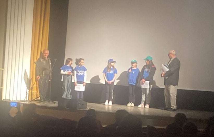 bimbi a scuola con costabile