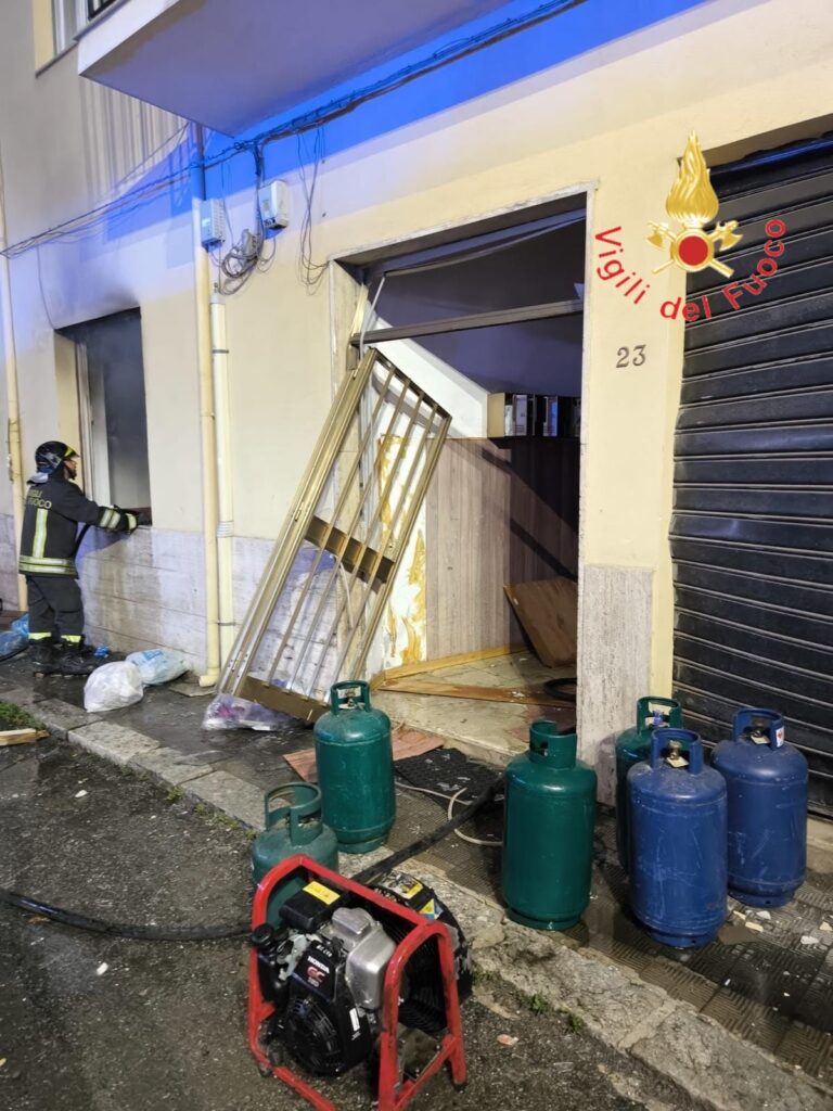 esplosione reggio bombole gas