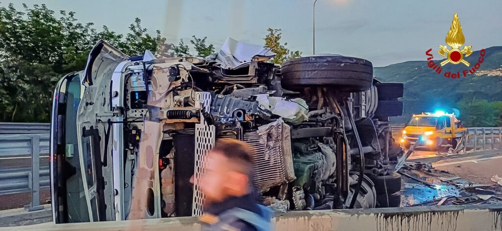 incidente camion ribaltato