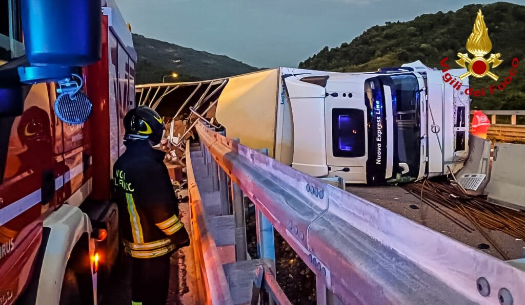 incidente camion ribaltato