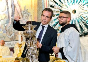 occhiuto accende lampada votiva san francesco