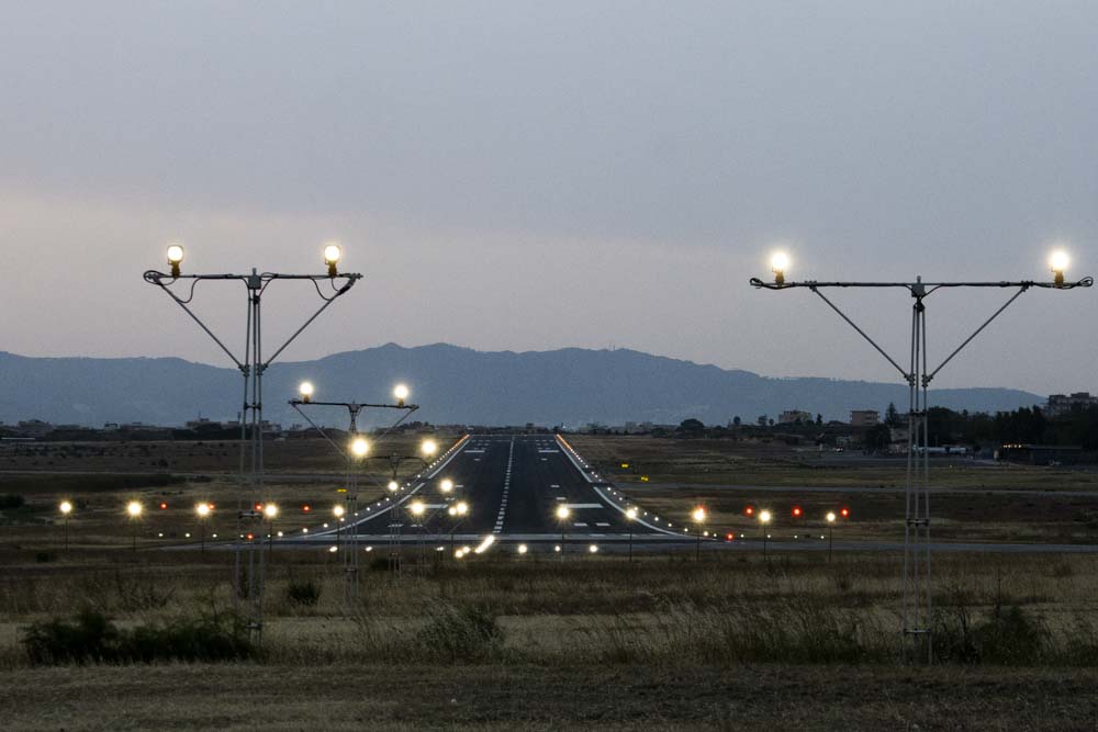 pista aeroporto al tramonto