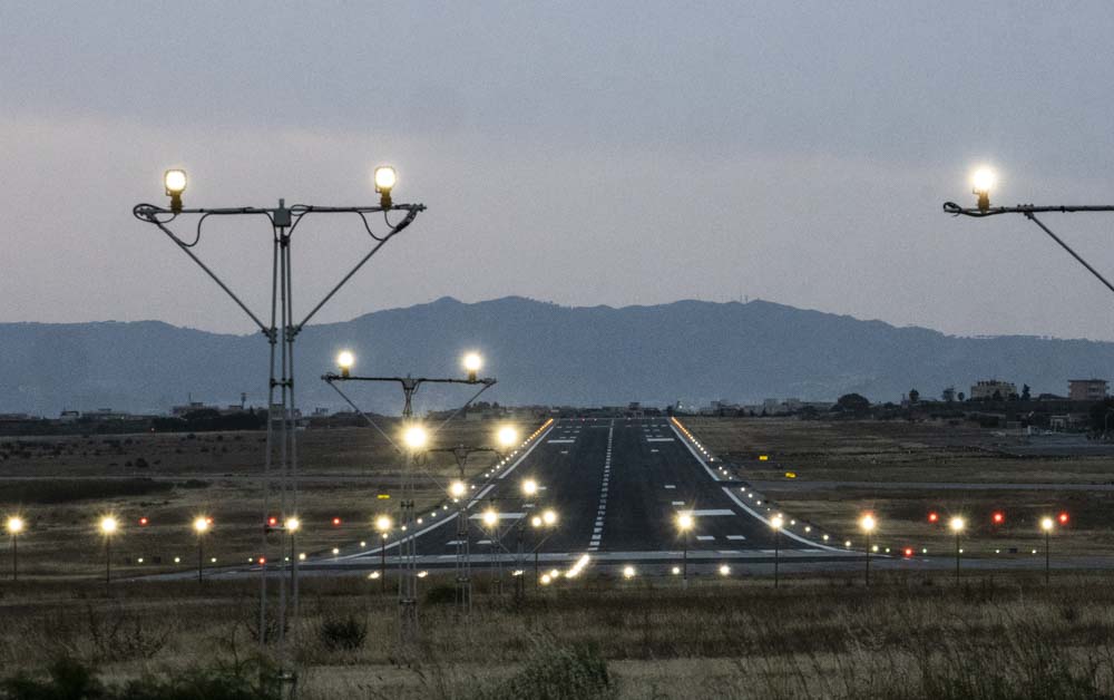 pista aeroporto al tramonto