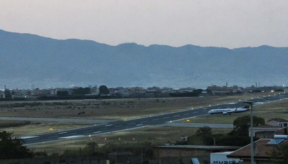pista aeroporto al tramonto